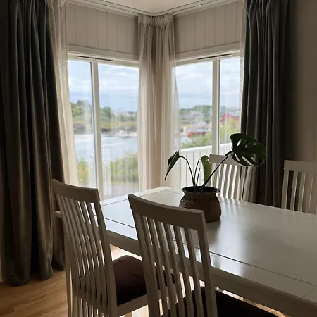 Dom wakacyjny Waterfront With Mountain Views In Ballstad *