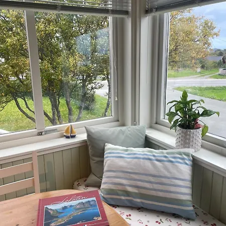 Dom wakacyjny Waterfront With Mountain Views In Ballstad *