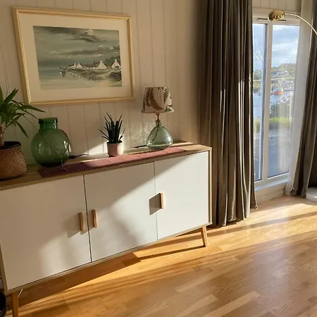 Waterfront With Mountain Views In Ballstad Dom wakacyjny