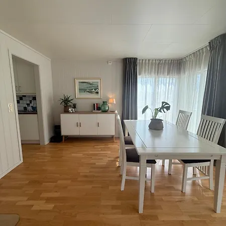 Waterfront With Mountain Views In Ballstad Dom wakacyjny *