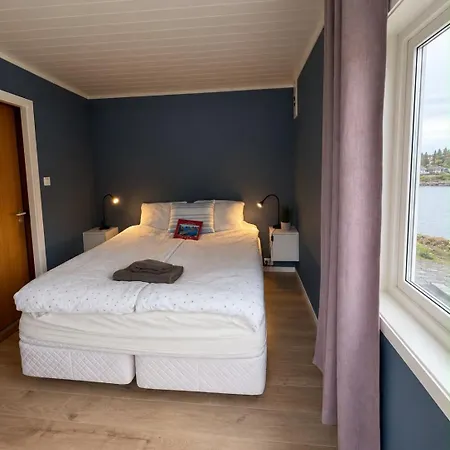 Dom wakacyjny Waterfront With Mountain Views In Ballstad *