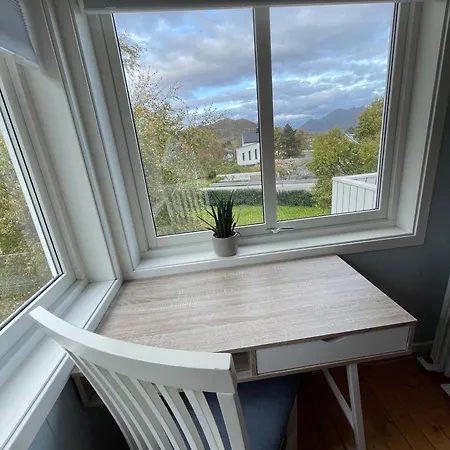 Waterfront With Mountain Views In Ballstad Dom wakacyjny Vestvagoy