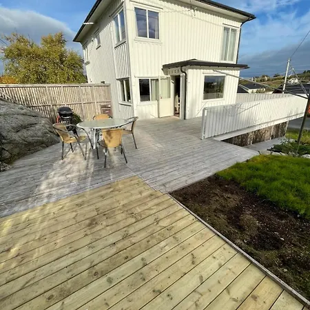 Waterfront With Mountain Views In Ballstad Dom wakacyjny *