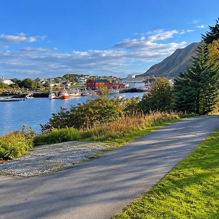 Waterfront With Mountain Views In Ballstad Dom wakacyjny *
