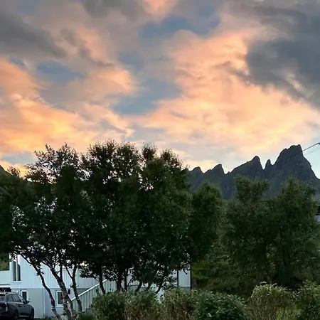 Waterfront With Mountain Views In Ballstad Dom wakacyjny *