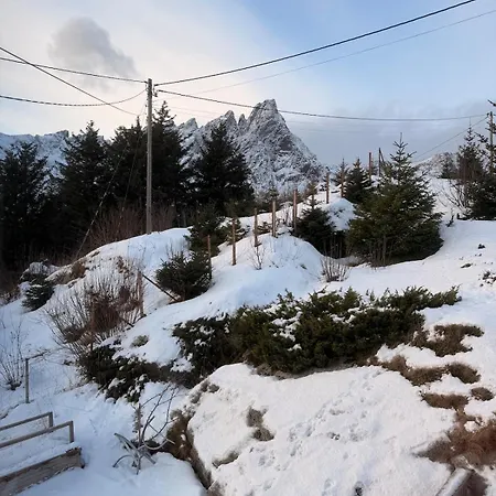 Waterfront With Mountain Views In Ballstad Dom wakacyjny Vestvagoy