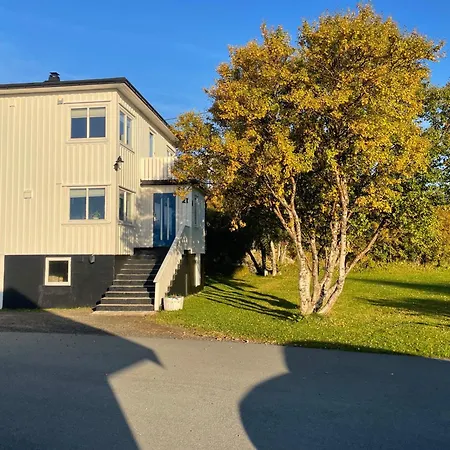 Waterfront With Mountain Views In Ballstad Dom wakacyjny *